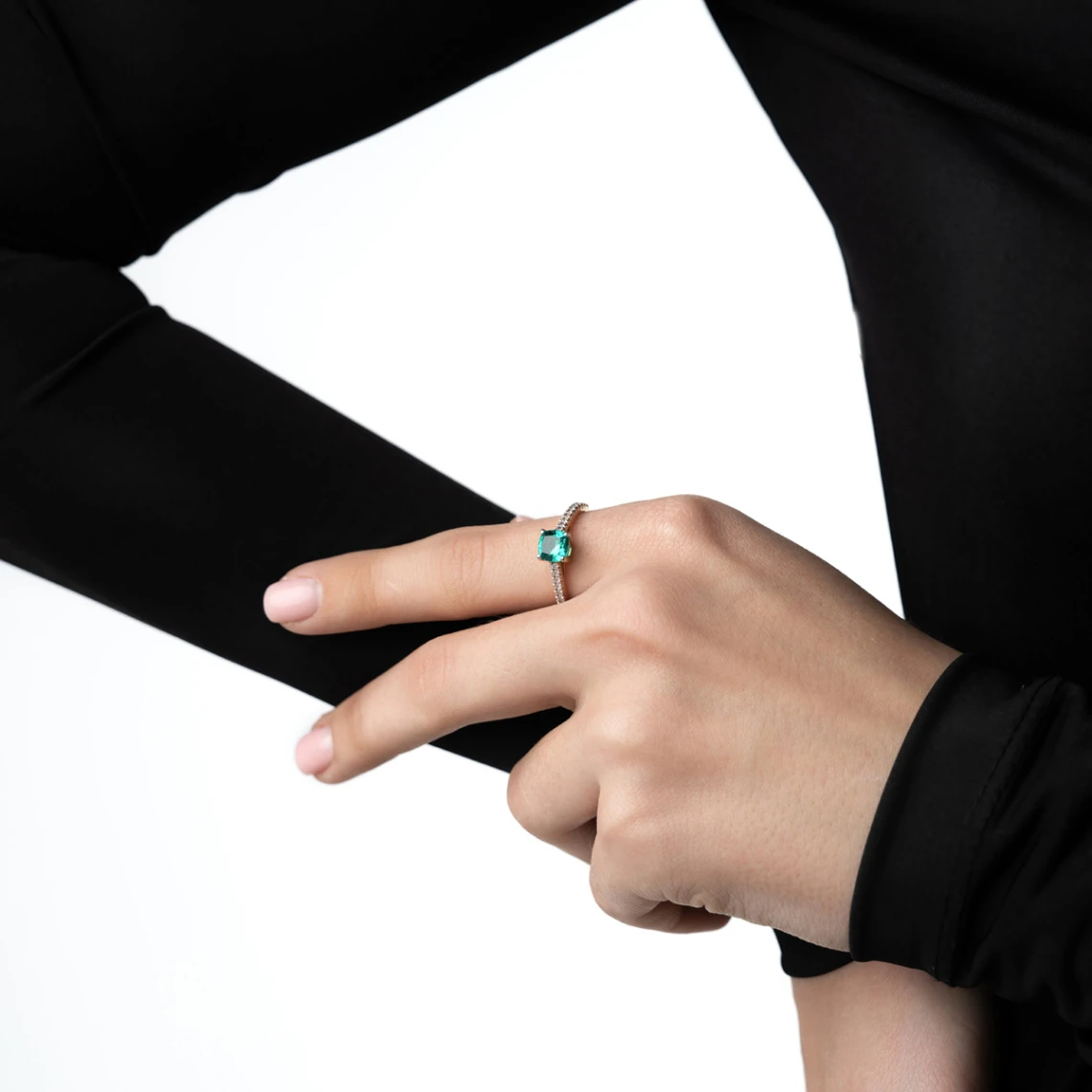 Кольцо золотое 920502Изумруд гт. | Кольца с изумрудами купить по выгодной цене в ювелирном магазине ⭐️ «Золотая Подкова»